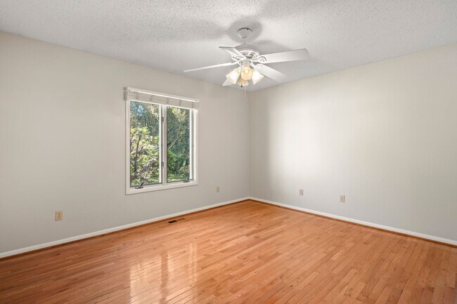 Building Photo - Spacious Updated Ranch