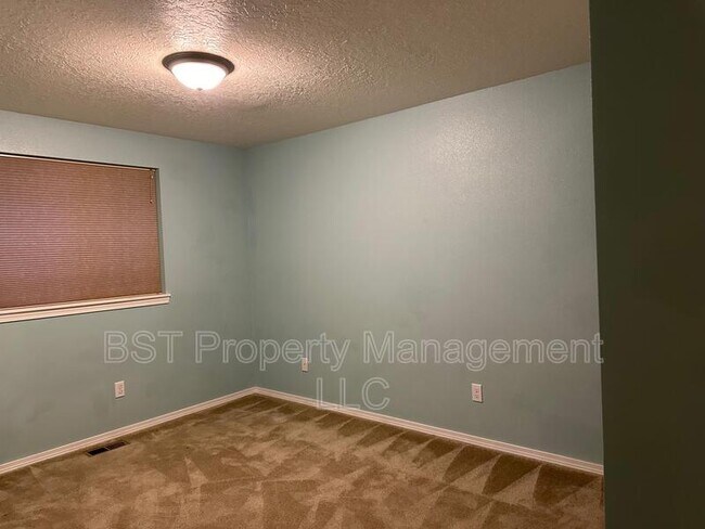 Building Photo - 6913 Owl Dr SE
