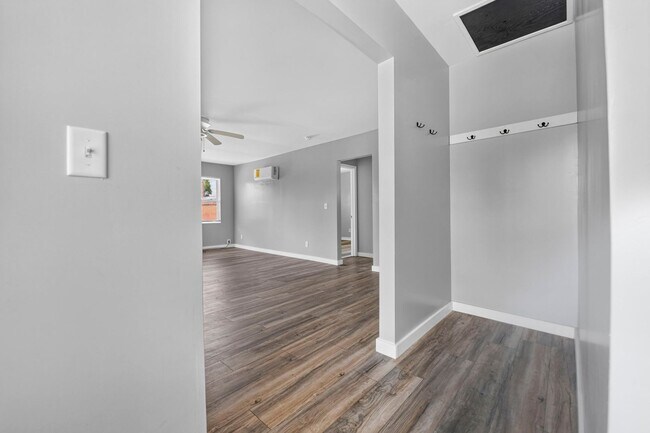 Building Photo - 1104-1106 Oakwood Ave