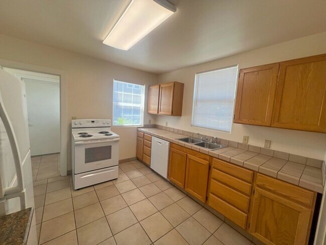 Building Photo - Quaint Central Sparks Two Bedroom