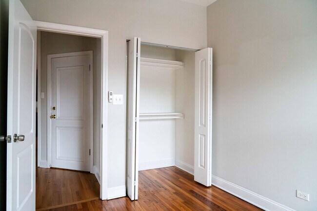 Building Photo - Ravenswood Manor - 2 Bed / 1 Bath - Heat I...
