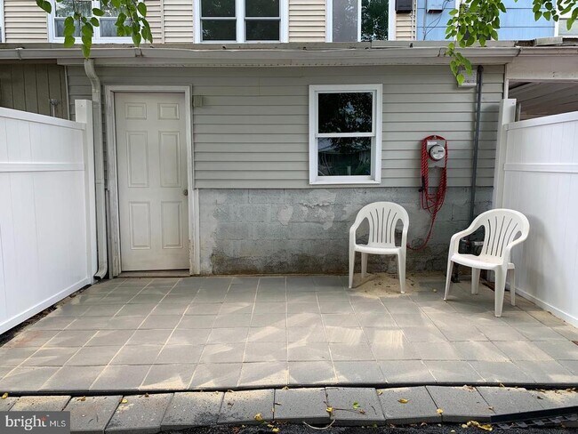 Building Photo - 881 Wedgewood Dr