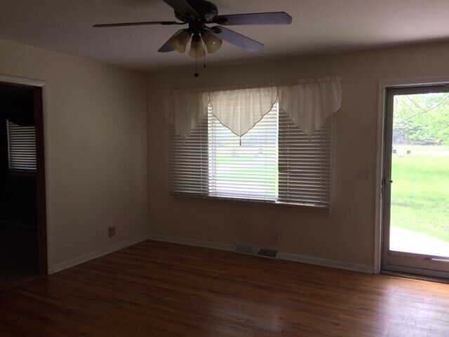 Building Photo - LOCATION, LOCATION, 3 BEDROOM HOUSE FOR LE...