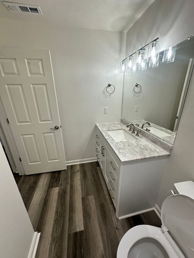 Building Photo - 1 Bedroom Available Collegiate Court  (SUB...