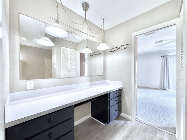 Building Photo - Spacious Baton Rouge Beauty on a Tree-Shad...