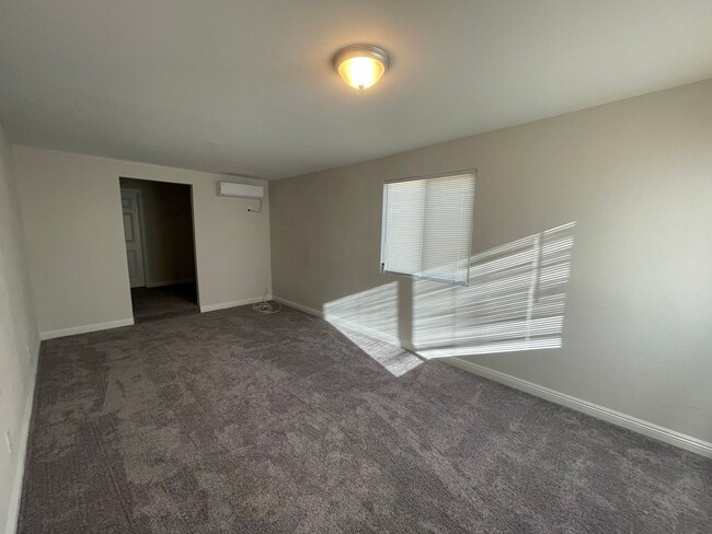 Building Photo - Recently remodeled condo close to downtown...