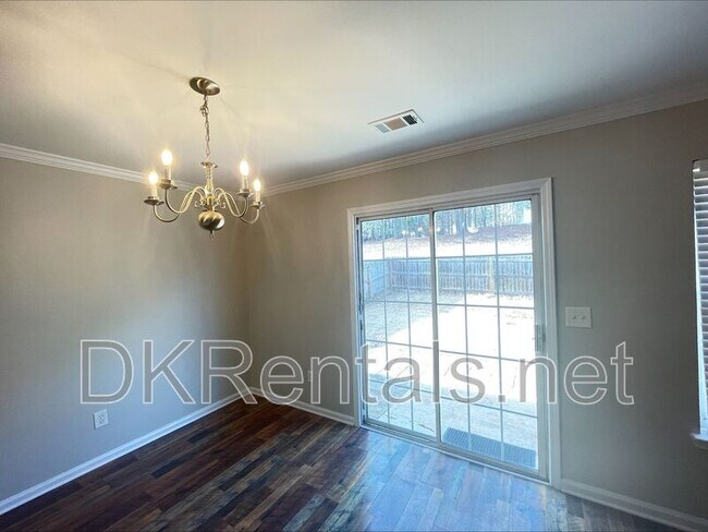 Building Photo - 2355 Mayfair Dr