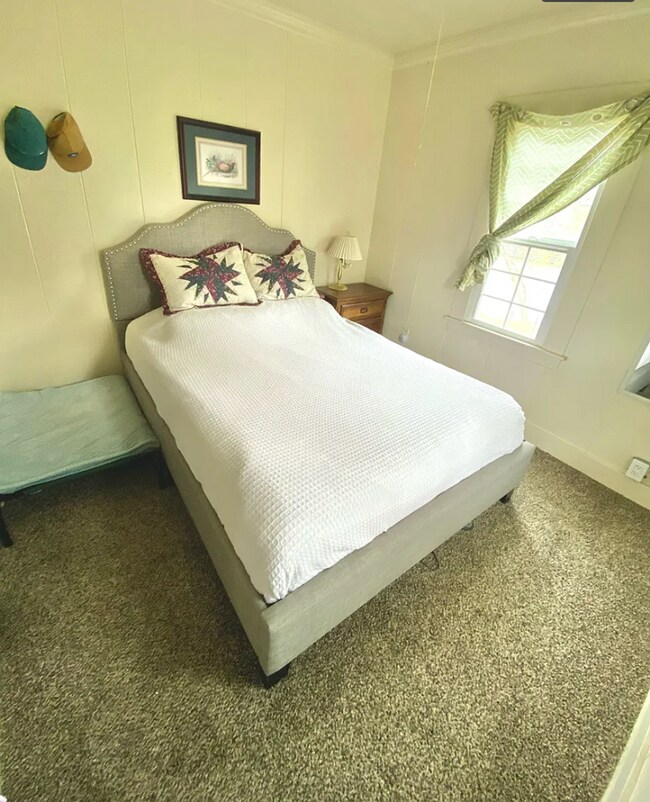 Building Photo - Historic Farmhouse in Crooked River Ranch Available!