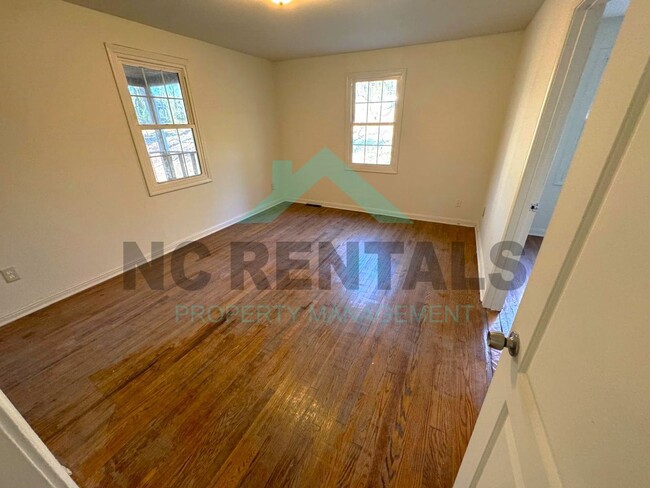 Building Photo - NEWLY RENOVATED! Spacious 6-Bedroom, 2-Bat...