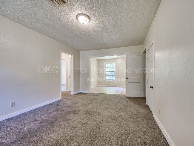 Building Photo - 3304 SE 19th St