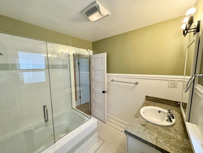 Building Photo - Cozy Ballard Retreat: 2-Bed, 2-Bath Home with Office & Wet Bar