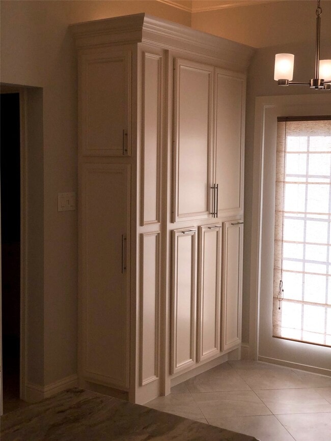 Building Photo - 10310 Chevy Chase Dr