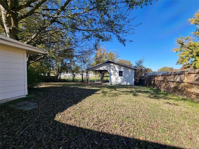 Building Photo - 2044 Edinburgh Dr