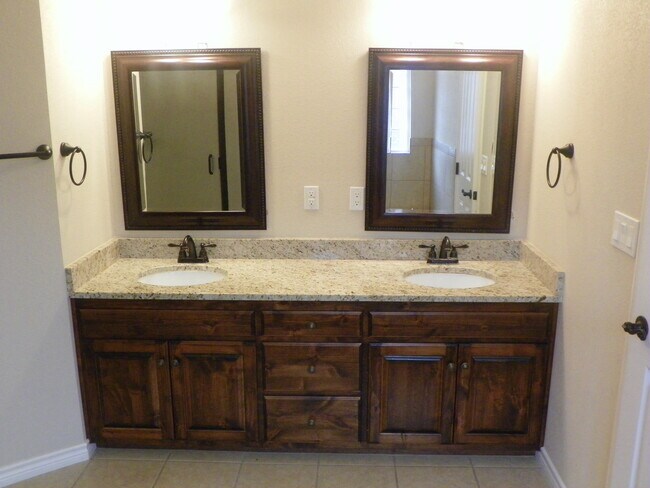Building Photo - SPECTACULAR NEWER HOME, FIREPLACE, FORMAL ...