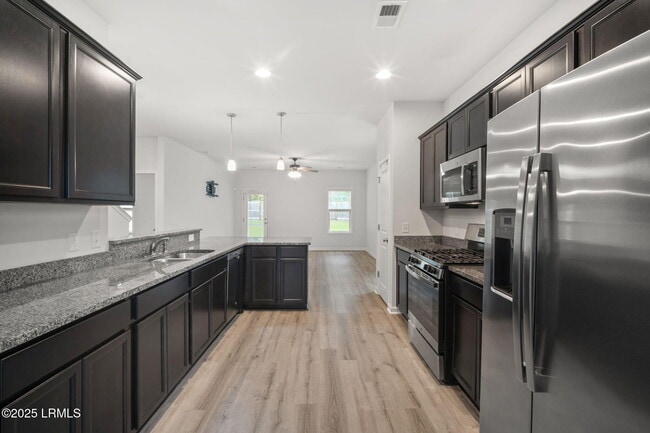 Building Photo - 98 Great Bend Dr