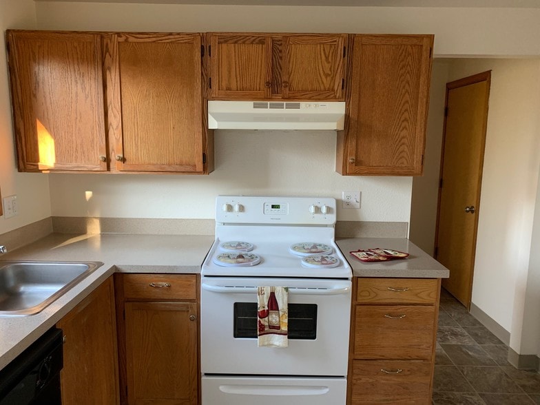 Primary Photo - Cedar Court Apartments CCA-9