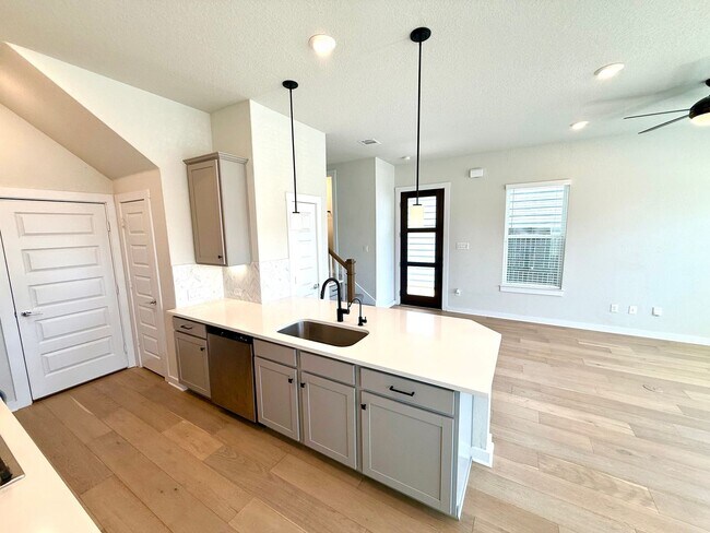 Building Photo - **MOVE IN SPECIAL** 2-Story 3 Bedroom / 2....