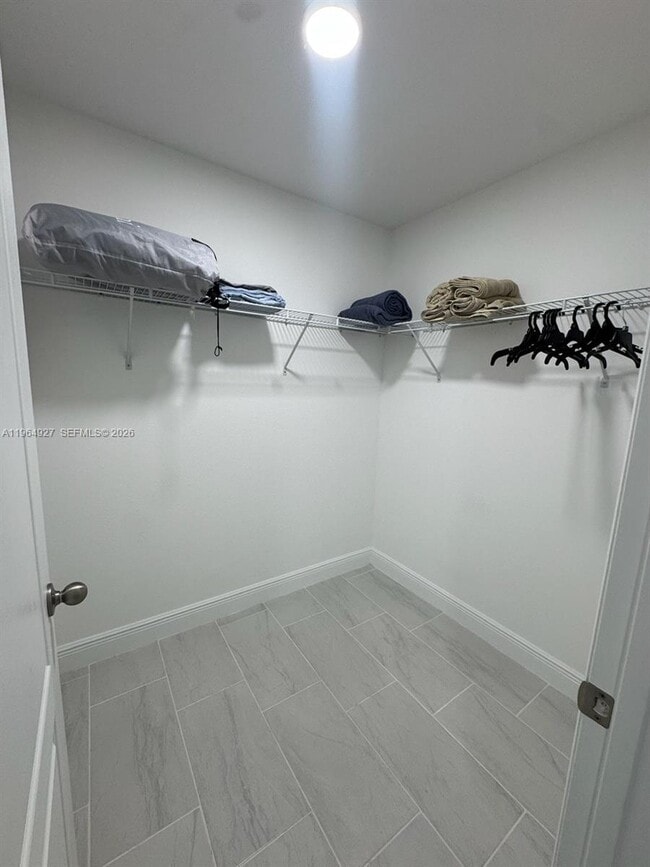 Building Photo - 649 N Lincoln St