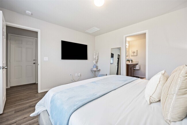 Building Photo - 10527 Meadow Saffron Dr