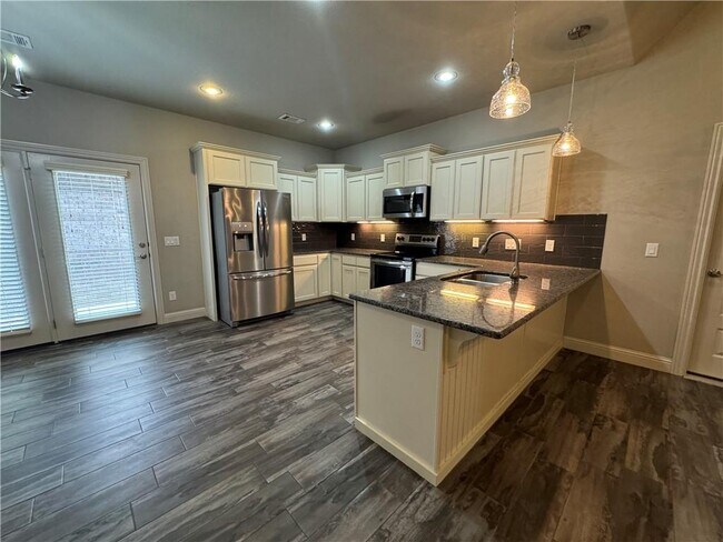 Building Photo - 1806 SW Riverstone Rd