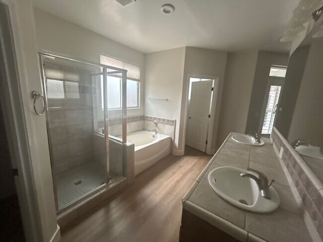Building Photo - 4 Bedroom 2 Bathroom in SE Visalia with Po...