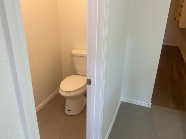 Building Photo - 904 Crown Ct NE