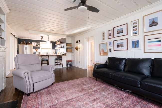 Building Photo - Updated 3-Bedroom Home with Fully Equipped Kitchen & Washer/Dryer in Great Neighborhood!