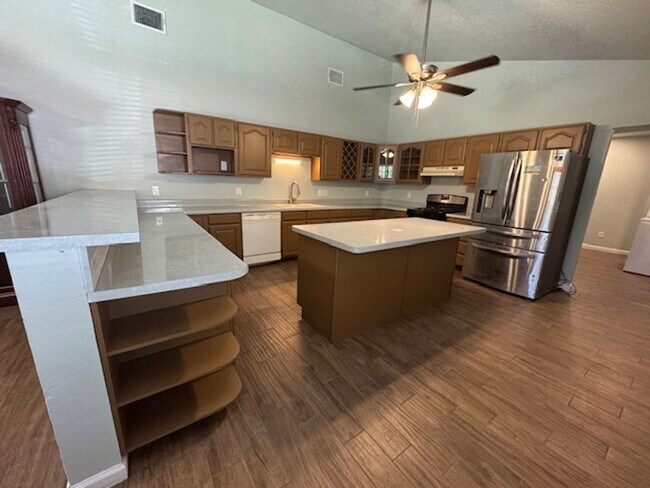 Building Photo - Nicely Remodeled Southside San Antonio Hom...