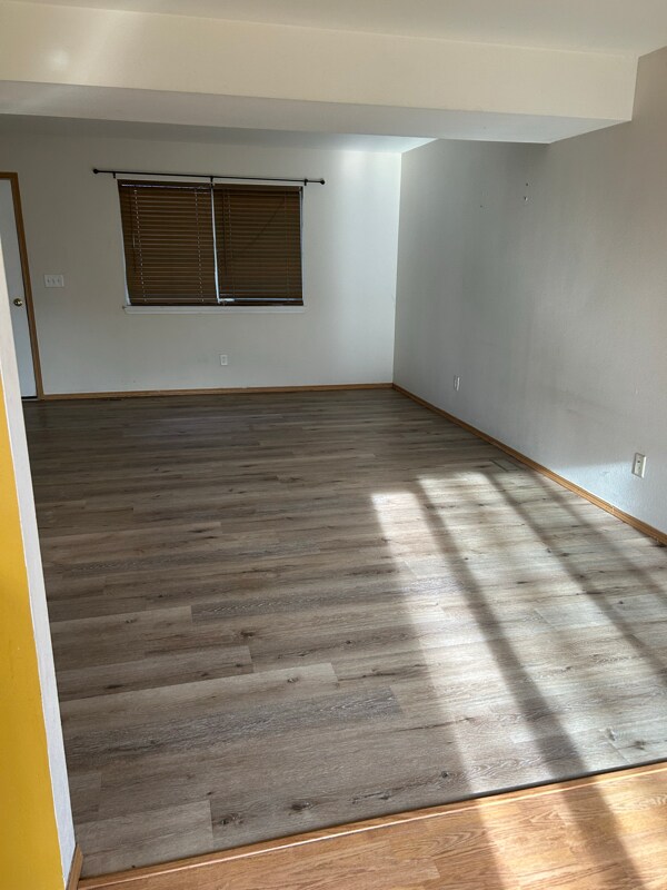 Building Photo - 507 W Shore Dr