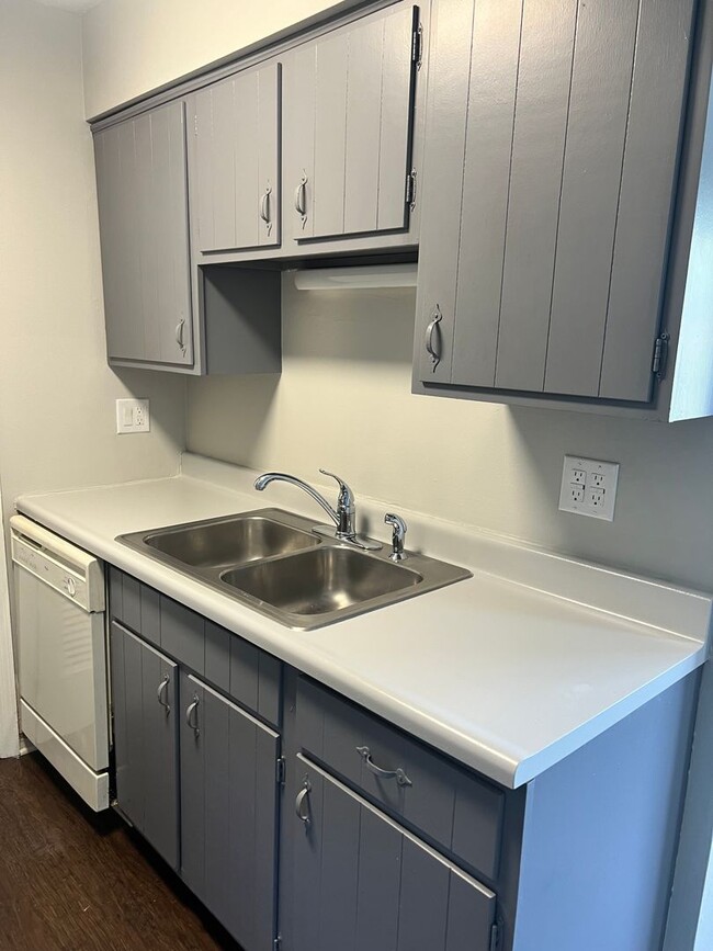Building Photo - Spacious 2 bedroom/1.5 Bath Townhouse with...