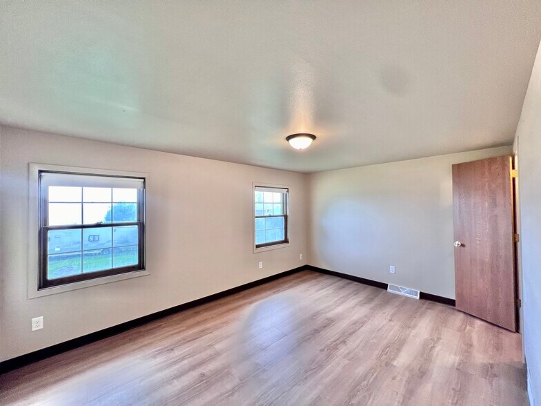 Building Photo - 730 Crestview Dr