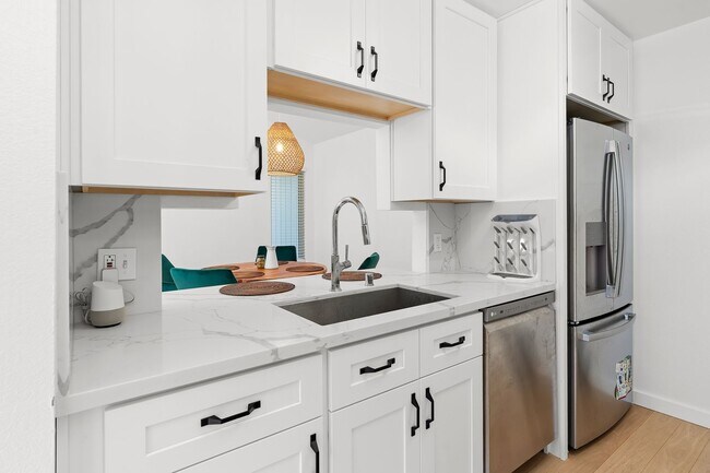 Building Photo - Spacious 2 Bed, 2 Bath Condo Near Downtown...