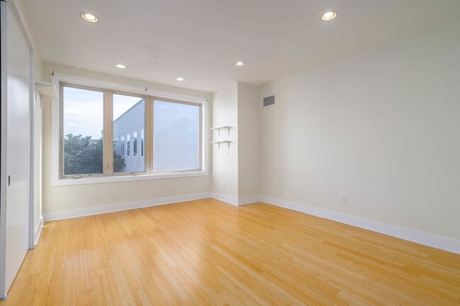 Building Photo - 806 Christian St
