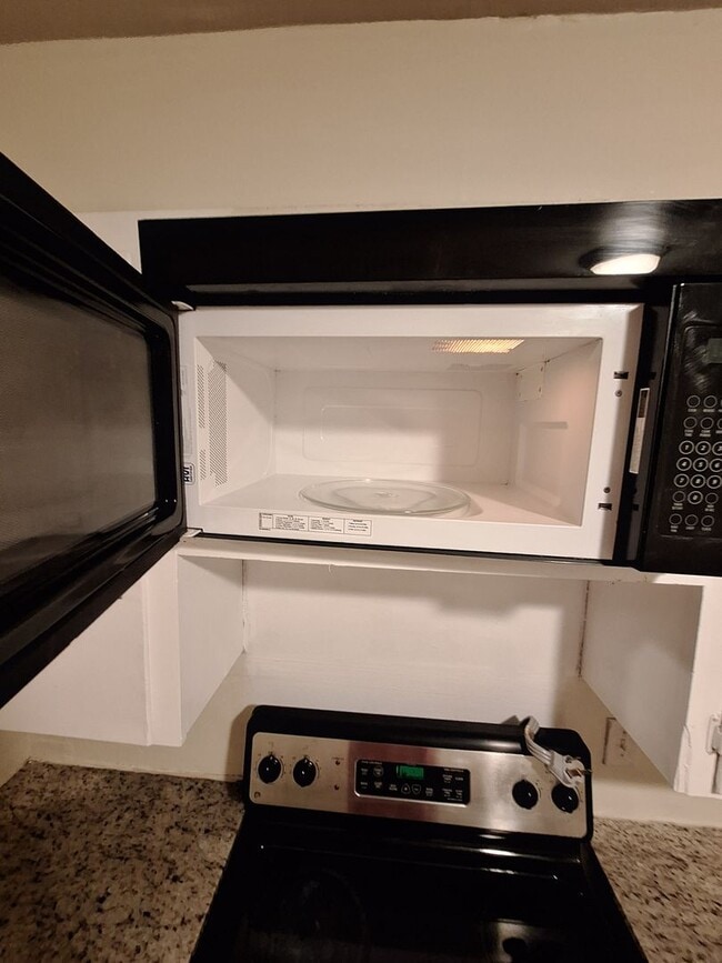 Building Photo - 1518 Victoria St