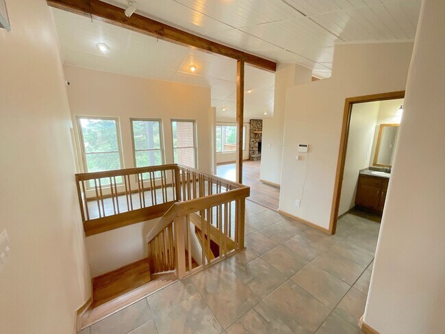 Building Photo - 5 Bedroom Home, 4.61 Acres, Available Near...