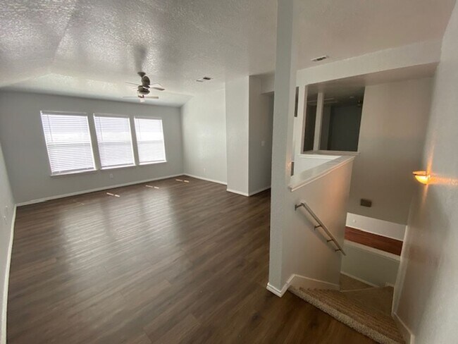Building Photo - Spacious 3BR/2.5BA Home in San Antonio