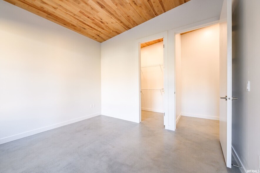 Building Photo - 2044 E Hedgewood Ct