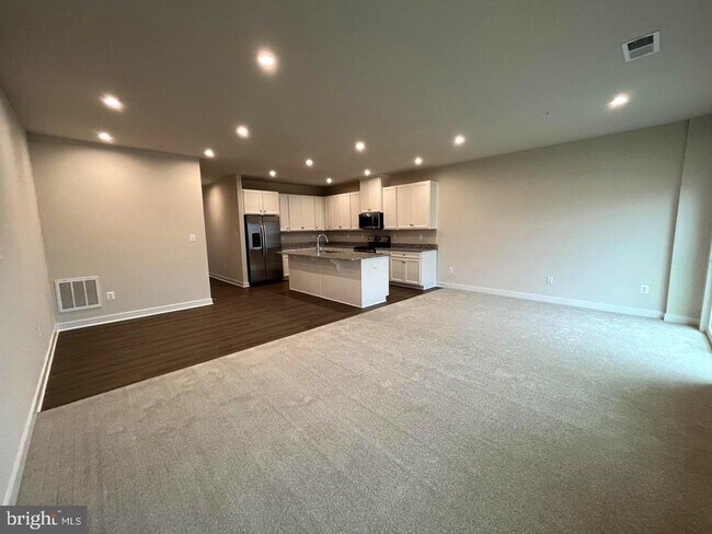 Building Photo - 749 Raeann Dr