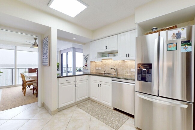 Building Photo - 124 Lakeshore Dr