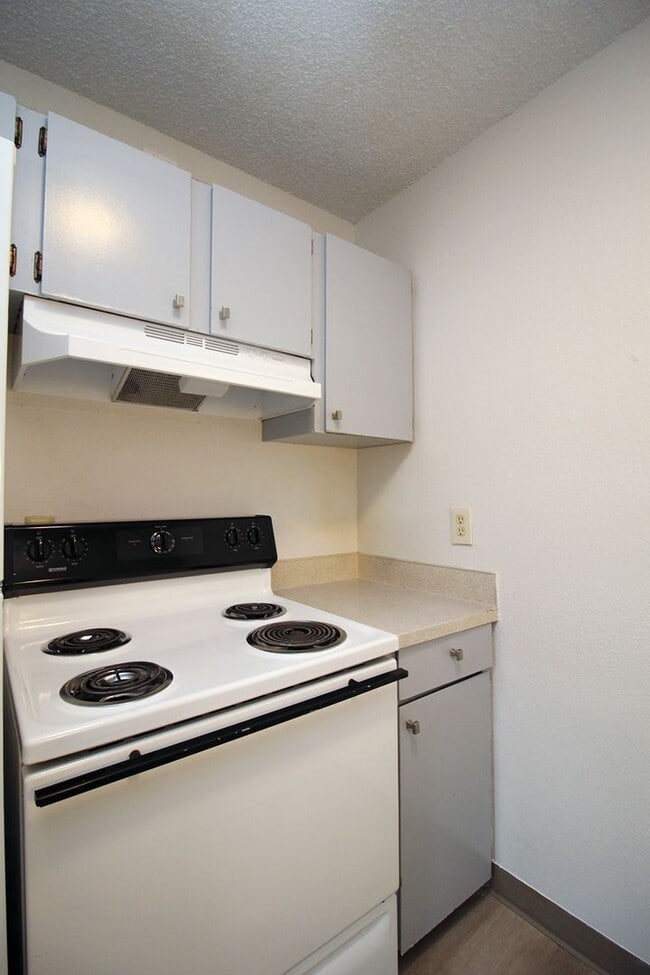 Building Photo - 5704 SW Beaverton Hillsdale Hwy