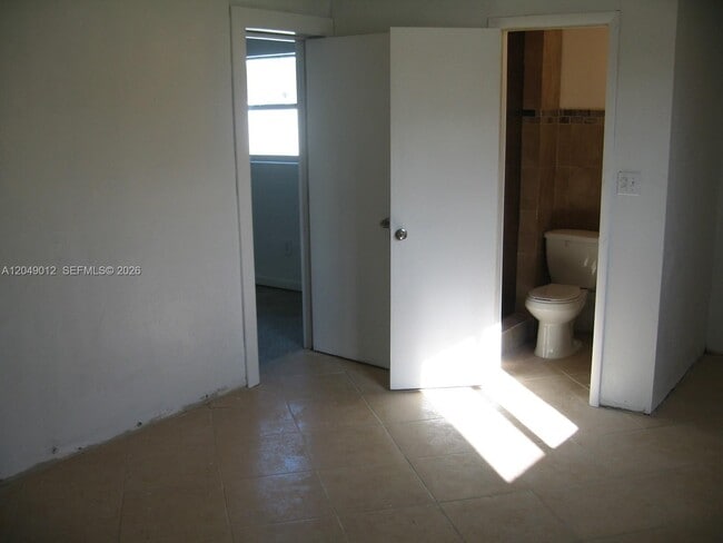 Building Photo - 136 NW 14th Way