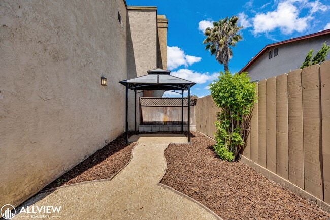 Building Photo - Beautifully Renovated 2-Bedroom Corner Tow...