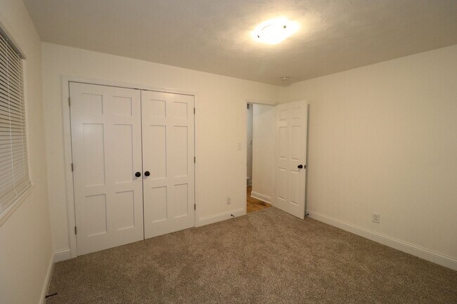 Building Photo - 517 Maple St