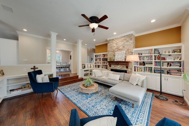 Building Photo - Luxury 4BR Home with Pool & Outdoor Kitche...