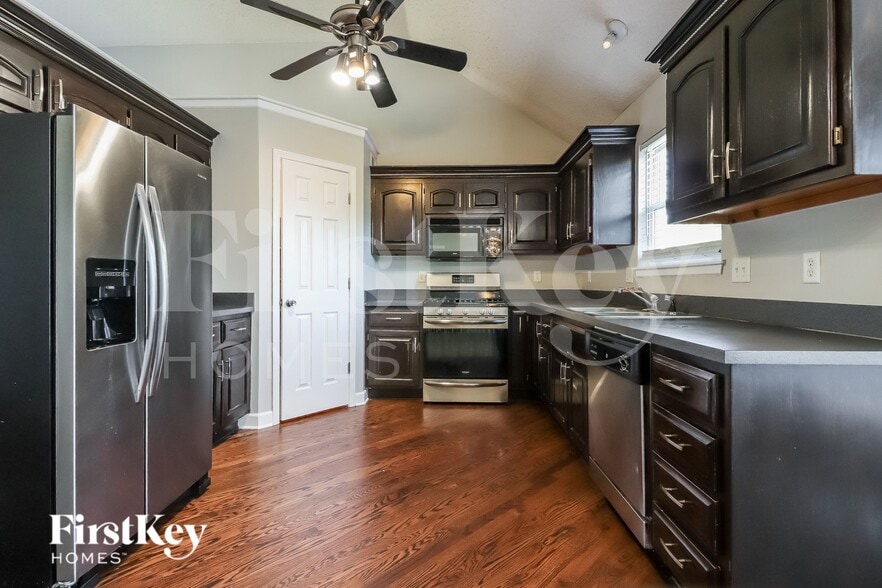 Building Photo - 1605 Cove Dr