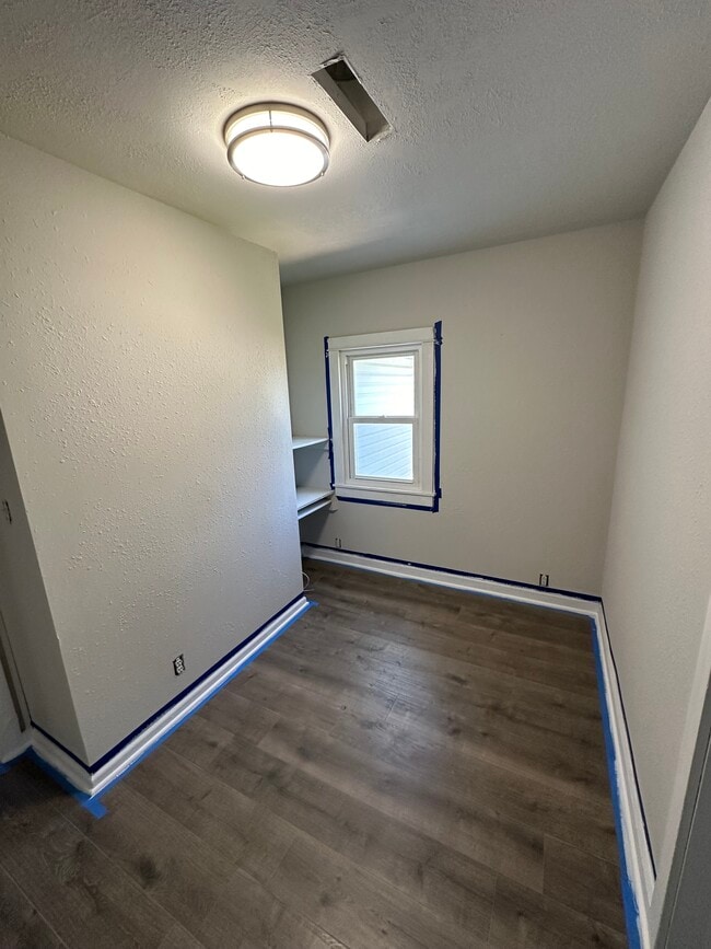 Room 4 - 240 W 8th Ave