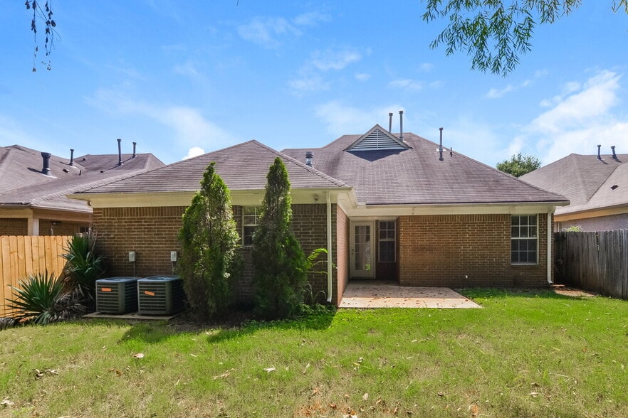 Building Photo - 7158 Crape Myrtle Dr