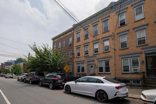 Building Photo - 345 7th St