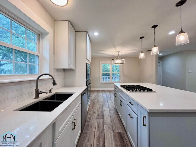 Building Photo - Welcome to your dream home nestled in the prestigious neighborhood of Terrell Hills, Texas.