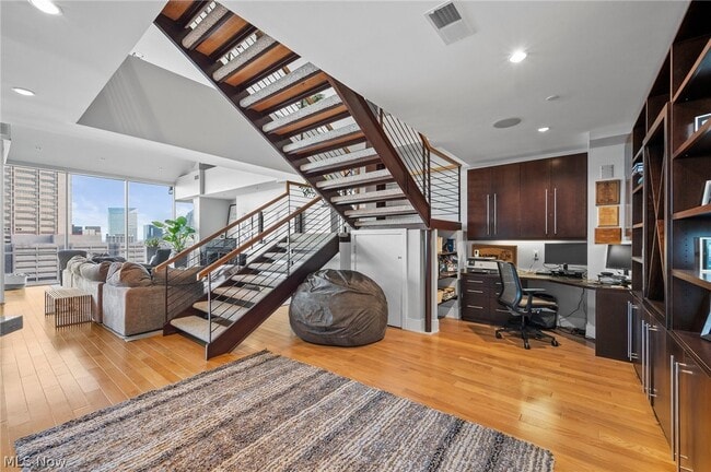 Building Photo - 701 W Lakeside Ave